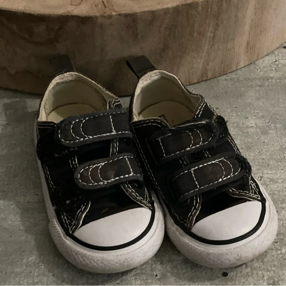 Chuck Taylor® 2V Ox (Infant/Toddler) Velcro size 5